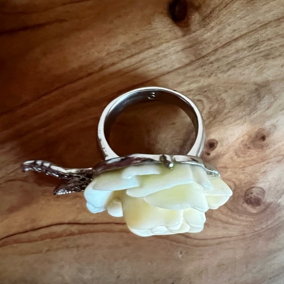 🌹Beautiful Ivory Rose Ring W/ Jewelled Leaves - Picture 6 of 14